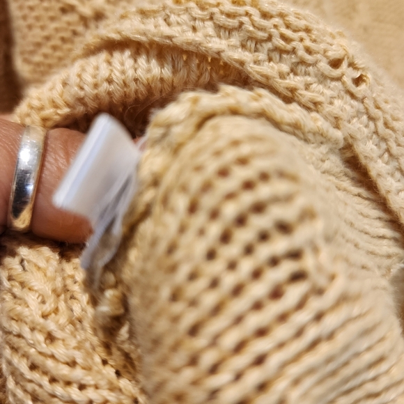 Petite Sophisticate Beige Knit V-Neck Sweater Size M - Picture 9 of 11